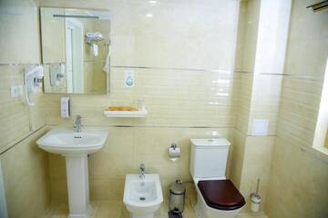 Фото номера Номер Делюкс с кроватью размера «king-size» Отель B Hotel Bishkek г. Бишкек 6