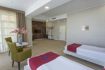 Фото номера Полулюкс с балконом Отель B Hotel Bishkek г. Бишкек 5