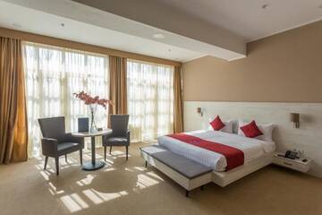 Фото номера Номер Делюкс с кроватью размера «king-size» Отель B Hotel Bishkek г. Бишкек 8