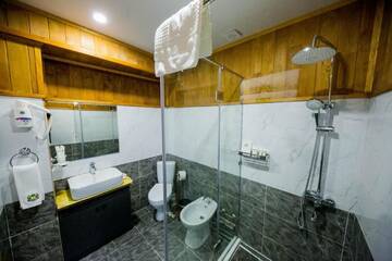 Фото номера Семейный номер Отель Hyde Park Hotel г. Бишкек 5
