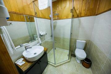 Фото номера Номер с кроватью размера «queen-size» Отель Hyde Park Hotel г. Бишкек 3