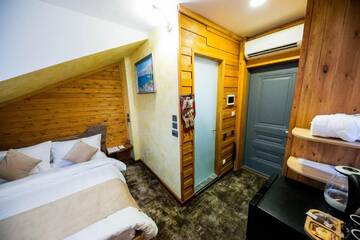 Фото номера Номер с кроватью размера «queen-size» Отель Hyde Park Hotel г. Бишкек 2