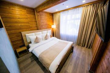 Фото номера Семейный номер Отель Hyde Park Hotel г. Бишкек 3