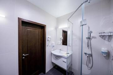 Фото номера Просторный двухместный номер с 2 отдельными кроватями Отель Oasis Residence г. Бишкек 8
