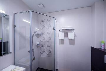 Фото номера Просторный двухместный номер с 2 отдельными кроватями Отель Oasis Residence г. Бишкек 10