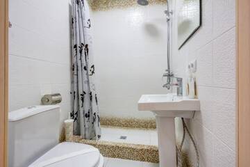 Фото номера Двухместный номер Делюкс с 1 кроватью и душем Отель WHITE HOTEL &amp; HOSTEL г. Бишкек 15