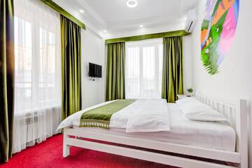Фото номера Двухместный номер Делюкс с 1 кроватью и ванной Отель WHITE HOTEL &amp; HOSTEL г. Бишкек 6