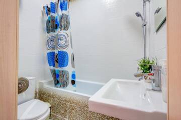 Фото номера Двухместный номер Делюкс с 1 кроватью и ванной Отель WHITE HOTEL &amp; HOSTEL г. Бишкек 5