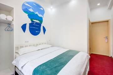 Фото номера Двухместный номер с 2 отдельными кроватями и душем Отель WHITE HOTEL &amp; HOSTEL г. Бишкек 6