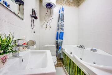 Фото номера Двухместный номер Делюкс с 1 кроватью и ванной Отель WHITE HOTEL &amp; HOSTEL г. Бишкек 5