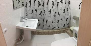 Фото номера Двухместный номер с 2 отдельными кроватями и душем Отель WHITE HOTEL &amp; HOSTEL г. Бишкек 9