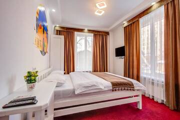 Фото номера Двухместный номер Делюкс с 1 кроватью и душем Отель WHITE HOTEL &amp; HOSTEL г. Бишкек 11