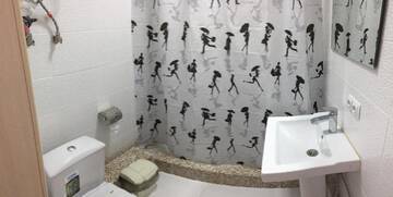 Фото номера Двухместный номер с 2 отдельными кроватями и душем Отель WHITE HOTEL &amp; HOSTEL г. Бишкек 9