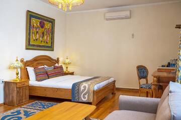 Фото номера Улучшенный двухместный номер с 1 кроватью Отель Navat Hotel г. Бишкек 3
