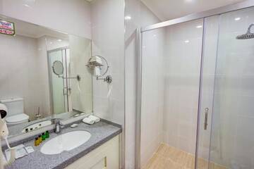 Фото номера Двухместный номер Делюкс с 2 отдельными кроватями Отель Garden Hotel &amp; SPA г. Бишкек 5