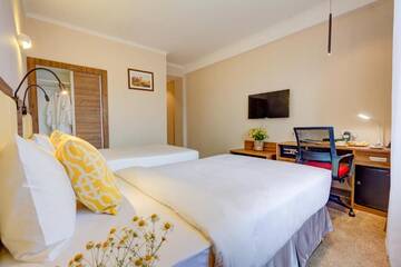 Фото номера Двухместный номер Делюкс с 2 отдельными кроватями Отель Garden Hotel &amp; SPA г. Бишкек 3