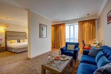 Фото номера Люкс с видом на горы Отель Garden Hotel &amp; SPA г. Бишкек 3