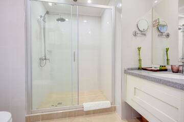 Фото номера Улучшенный двухместный номер с 1 кроватью Отель Garden Hotel &amp; SPA г. Бишкек 5