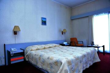 Фото номера Двухместный номер Делюкс с 1 кроватью и балконом Отель Hotel Ak-Keme г. Бишкек 4