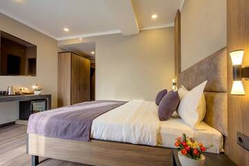 Фото номера Двухместный номер Делюкс с 1 кроватью и балконом Отель Sara Boutique Hotel г. Бишкек 6