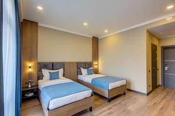 Фото номера Улучшенный двухместный номер с 2 отдельными кроватями Отель Sara Boutique Hotel г. Бишкек 4