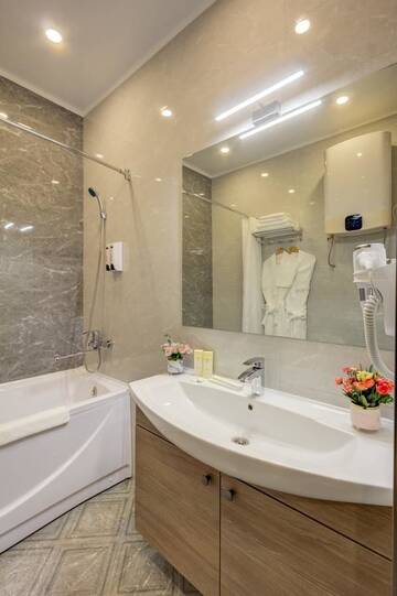 Фото номера Двухместный номер Делюкс с 1 кроватью и балконом Отель Sara Boutique Hotel г. Бишкек 7