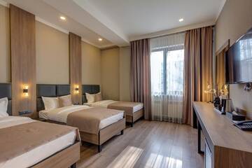 Фото номера Стандартный трехместный номер Отель Sara Boutique Hotel г. Бишкек 7
