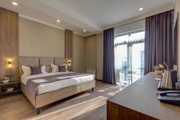 Фото номера Двухместный номер Делюкс с 1 кроватью и балконом Отель Sara Boutique Hotel г. Бишкек 3