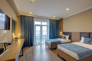 Фото номера Улучшенный двухместный номер с 2 отдельными кроватями Отель Sara Boutique Hotel г. Бишкек 2