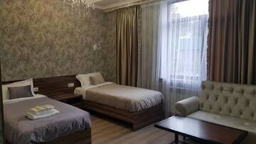 Фото номера Улучшенный двухместный номер с 2 отдельными кроватями Отель Nomad Hotel Bishkek Halal г. Бишкек 2