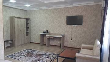 Фото номера Улучшенный двухместный номер с 1 кроватью Отель Nomad Hotel Bishkek Halal г. Бишкек 2